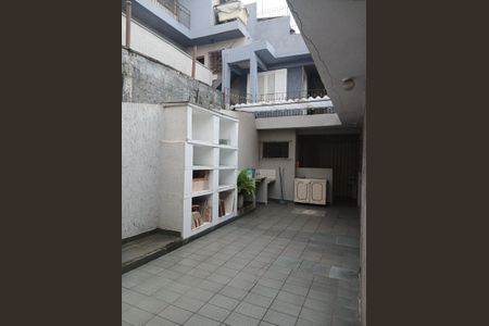 Casa à venda com 200m², 6 quartos e 3 vagas Casa à venda com 200m², 6 quartos e 3 vagasÁrea externa