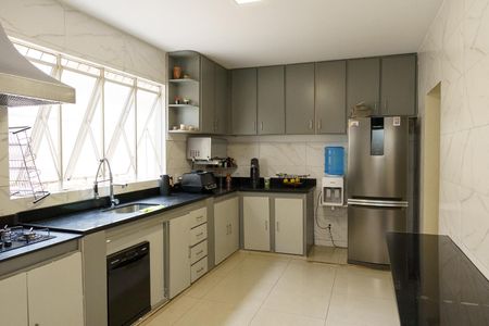 Casa à venda com 384m², 4 quartos e 4 vagas Casa à venda com 384m², 4 quartos e 4 vagasCozinha