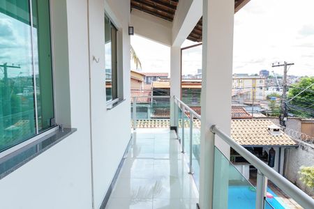 Casa à venda com 384m², 4 quartos e 4 vagas Casa à venda com 384m², 4 quartos e 4 vagasSacada