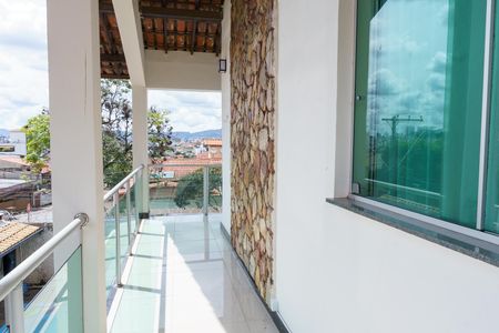 Casa à venda com 384m², 4 quartos e 4 vagas Casa à venda com 384m², 4 quartos e 4 vagasSacada