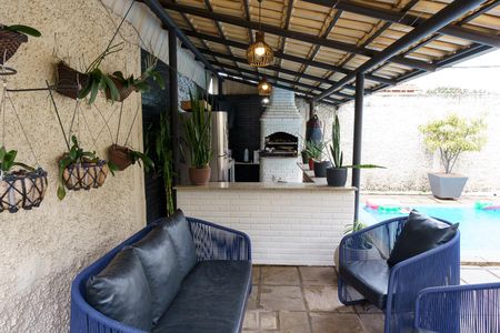 Casa à venda com 384m², 4 quartos e 4 vagas Casa à venda com 384m², 4 quartos e 4 vagasÁrea comum - Churrasqueira
