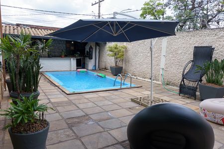 Casa à venda com 384m², 4 quartos e 4 vagas Casa à venda com 384m², 4 quartos e 4 vagasÁrea comum - Piscina