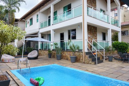 Casa à venda com 384m², 4 quartos e 4 vagas Casa à venda com 384m², 4 quartos e 4 vagasÁrea comum - Piscina