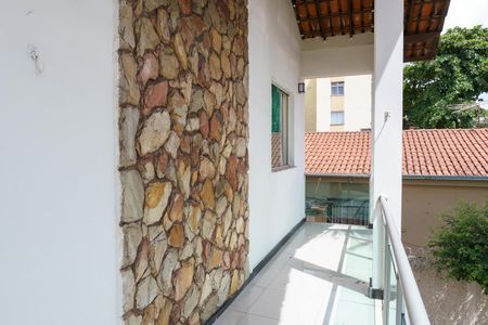 Casa à venda com 384m², 4 quartos e 4 vagas Casa à venda com 384m², 4 quartos e 4 vagasSacada