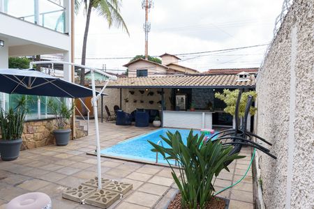 Casa à venda com 384m², 4 quartos e 4 vagas Casa à venda com 384m², 4 quartos e 4 vagasÁrea comum - Piscina