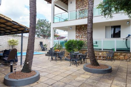 Casa à venda com 384m², 4 quartos e 4 vagas Casa à venda com 384m², 4 quartos e 4 vagasÁrea externa