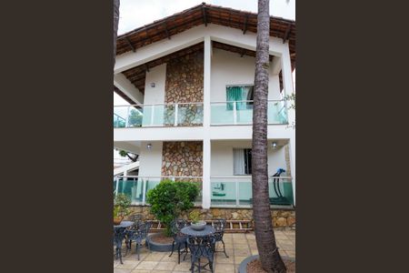 Casa à venda com 384m², 4 quartos e 4 vagas Casa à venda com 384m², 4 quartos e 4 vagasÁrea externa