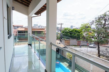 Casa à venda com 384m², 4 quartos e 4 vagas Casa à venda com 384m², 4 quartos e 4 vagasSacada