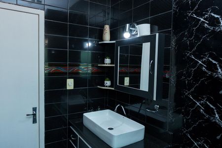 Casa à venda com 384m², 4 quartos e 4 vagas Casa à venda com 384m², 4 quartos e 4 vagasBanheiro 2