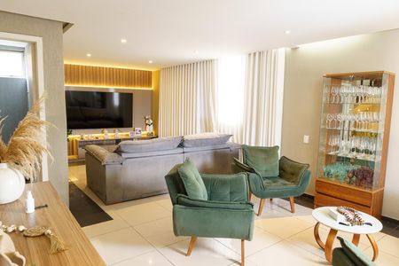 Casa à venda com 384m², 4 quartos e 4 vagas Casa à venda com 384m², 4 quartos e 4 vagasSala