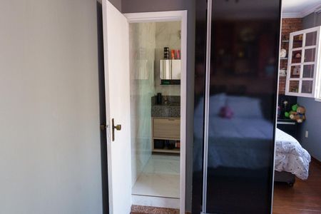 Casa à venda com 384m², 4 quartos e 4 vagas Casa à venda com 384m², 4 quartos e 4 vagasQuarto 1