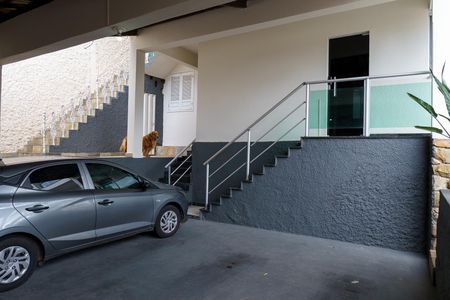 Casa à venda com 384m², 4 quartos e 4 vagas Casa à venda com 384m², 4 quartos e 4 vagasGaragem