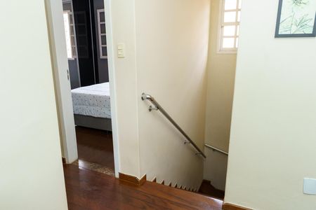 Casa à venda com 384m², 4 quartos e 4 vagas Casa à venda com 384m², 4 quartos e 4 vagasEscada