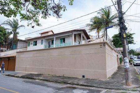 Fachada de casa à venda com 4 quartos, 384m² em Santa Cruz Industrial, Contagem
