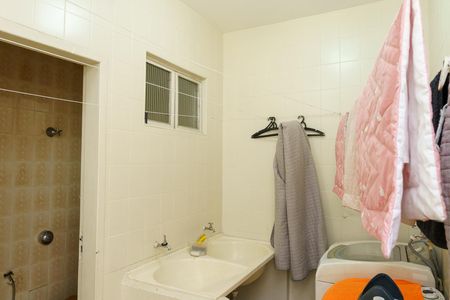 Casa à venda com 384m², 4 quartos e 4 vagas Casa à venda com 384m², 4 quartos e 4 vagasLavanderia