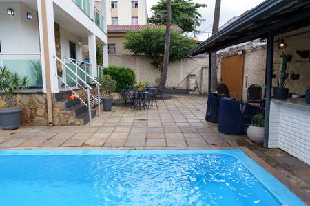 Casa à venda com 384m², 4 quartos e 4 vagas Casa à venda com 384m², 4 quartos e 4 vagasÁrea comum - Piscina