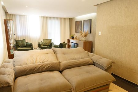 Casa à venda com 384m², 4 quartos e 4 vagas Casa à venda com 384m², 4 quartos e 4 vagasSala