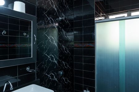 Casa à venda com 384m², 4 quartos e 4 vagas Casa à venda com 384m², 4 quartos e 4 vagasBanheiro 2