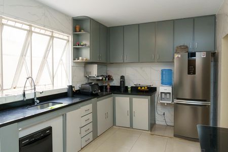 Casa à venda com 384m², 4 quartos e 4 vagas Casa à venda com 384m², 4 quartos e 4 vagasCozinha