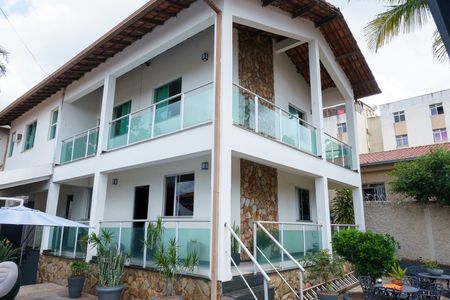 Casa à venda com 384m², 4 quartos e 4 vagas Casa à venda com 384m², 4 quartos e 4 vagasÁrea externa