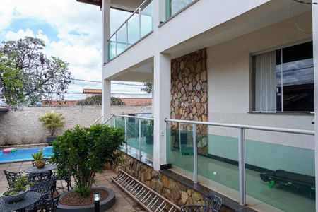 Casa à venda com 384m², 4 quartos e 4 vagas Casa à venda com 384m², 4 quartos e 4 vagasÁrea comum