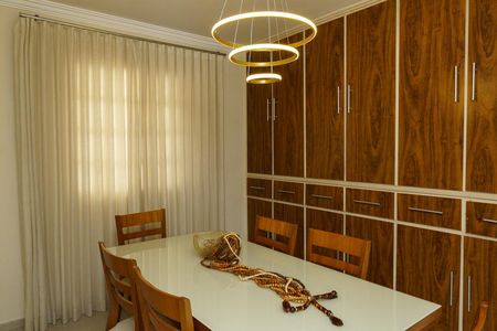 Casa à venda com 384m², 4 quartos e 4 vagas Casa à venda com 384m², 4 quartos e 4 vagasCopa