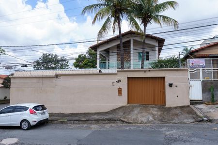 Casa à venda com 384m², 4 quartos e 4 vagas Casa à venda com 384m², 4 quartos e 4 vagasFachada