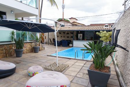 Casa à venda com 384m², 4 quartos e 4 vagas Casa à venda com 384m², 4 quartos e 4 vagasÁrea comum - Piscina