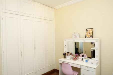 Casa à venda com 384m², 4 quartos e 4 vagas Casa à venda com 384m², 4 quartos e 4 vagasQuarto 3