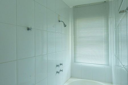 Casa à venda com 384m², 4 quartos e 4 vagas Casa à venda com 384m², 4 quartos e 4 vagasBanheiro da Suíte 2