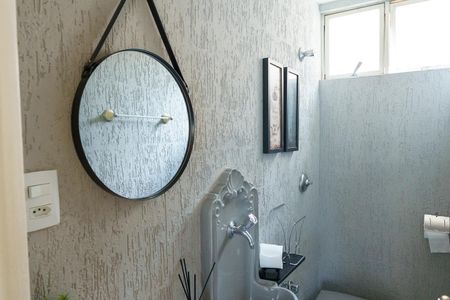 Casa à venda com 384m², 4 quartos e 4 vagas Casa à venda com 384m², 4 quartos e 4 vagasBanheiro