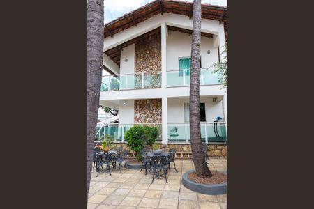 Casa à venda com 384m², 4 quartos e 4 vagas Casa à venda com 384m², 4 quartos e 4 vagasÁrea externa