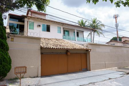Casa à venda com 384m², 4 quartos e 4 vagas Casa à venda com 384m², 4 quartos e 4 vagasFachada