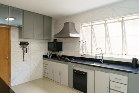 Casa à venda com 384m², 4 quartos e 4 vagas Casa à venda com 384m², 4 quartos e 4 vagasCozinha