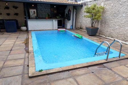 Casa à venda com 384m², 4 quartos e 4 vagas Casa à venda com 384m², 4 quartos e 4 vagasÁrea comum - Piscina