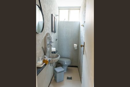 Casa à venda com 384m², 4 quartos e 4 vagas Casa à venda com 384m², 4 quartos e 4 vagasBanheiro