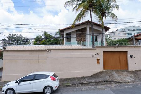 Casa à venda com 384m², 4 quartos e 4 vagas Casa à venda com 384m², 4 quartos e 4 vagasFachada