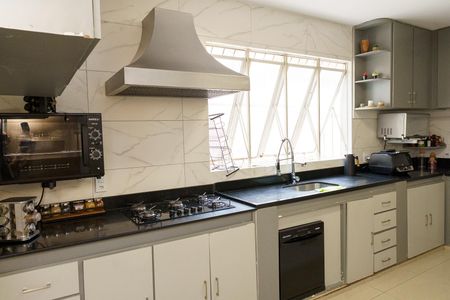 Casa à venda com 384m², 4 quartos e 4 vagas Casa à venda com 384m², 4 quartos e 4 vagasCozinha