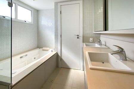 Apartamento para alugar com 189m², 4 quartos e 4 vagasBanheiro da Suíte 1