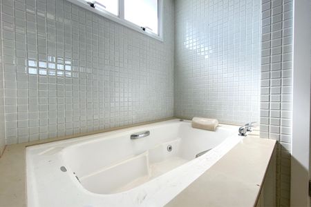 Apartamento para alugar com 189m², 4 quartos e 4 vagasBanheiro da Suíte 1