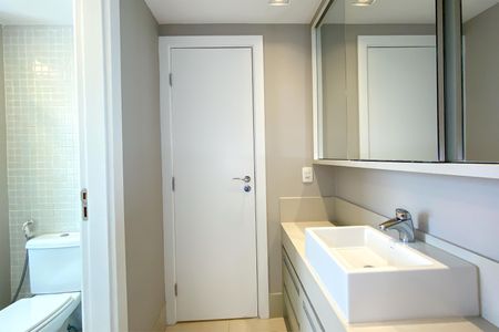 Apartamento para alugar com 189m², 4 quartos e 4 vagasBanheiro das semisuites
