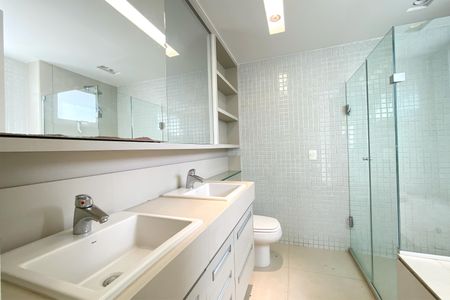 Apartamento para alugar com 189m², 4 quartos e 4 vagasBanheiro da Suíte 1