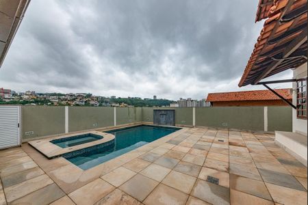 Casa à venda com 500m², 4 quartos e 4 vagas Casa à venda com 500m², 4 quartos e 4 vagasPiscina