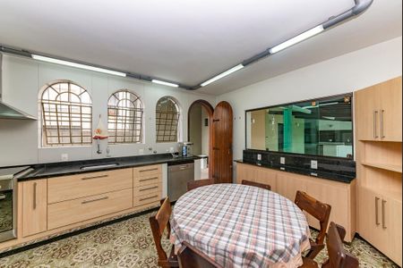 Casa à venda com 500m², 4 quartos e 4 vagas Casa à venda com 500m², 4 quartos e 4 vagasCozinha