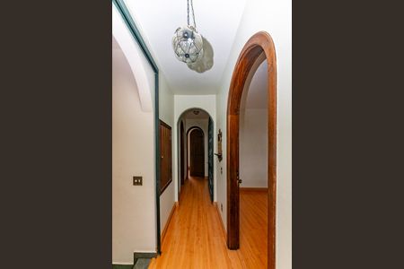 Casa à venda com 500m², 4 quartos e 4 vagas Casa à venda com 500m², 4 quartos e 4 vagasCorredor