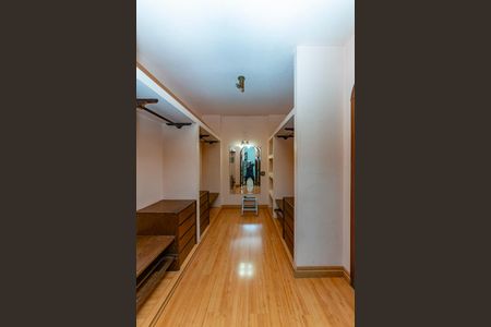 Casa à venda com 500m², 4 quartos e 4 vagas Casa à venda com 500m², 4 quartos e 4 vagasCloset da suíte 1