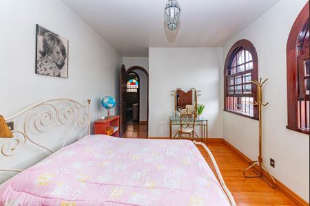 Casa à venda com 500m², 4 quartos e 4 vagas Casa à venda com 500m², 4 quartos e 4 vagasSemi - Suíte 1