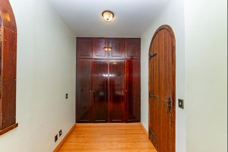 Casa à venda com 500m², 4 quartos e 4 vagas Casa à venda com 500m², 4 quartos e 4 vagasSemi - Suíte 2