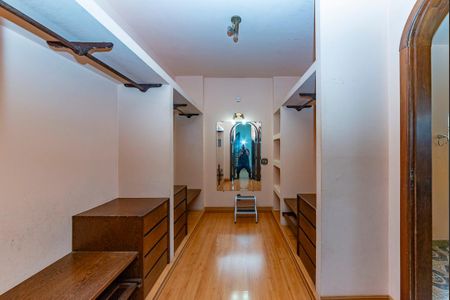 Casa à venda com 500m², 4 quartos e 4 vagas Casa à venda com 500m², 4 quartos e 4 vagasCloset da suíte 1