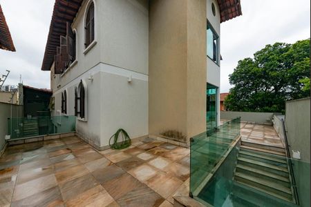 Casa à venda com 500m², 4 quartos e 4 vagas Casa à venda com 500m², 4 quartos e 4 vagasÁrea externa